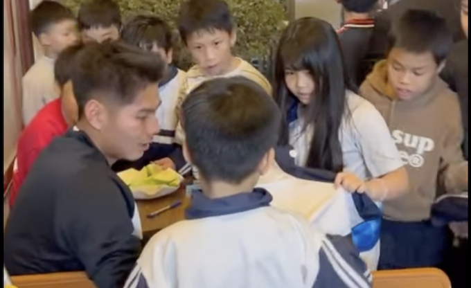 Về nhà dưỡng thương, Hiểu Minh “mỏi tay” ký tặng fan nhí