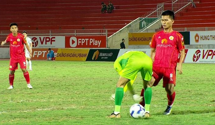 Xuất hiện bàn thua 'dị' nhất bóng đá Việt Nam đầu năm 2026