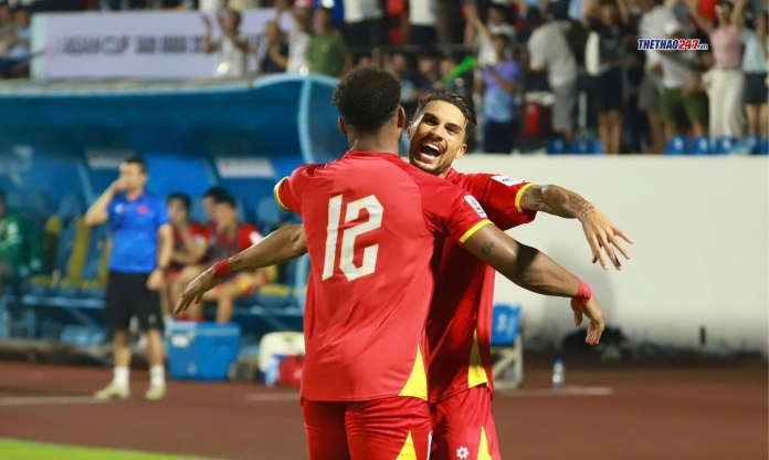 'Cặp bài trùng' Son - Hên ôm nhau thắm thiết ở trận Việt Nam đại thắng Malaysia