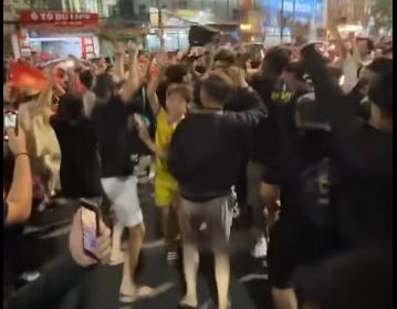 Hình ảnh CĐV Malaysia ăn mừng chiến thắng cùng CĐV Việt Nam gây sốt