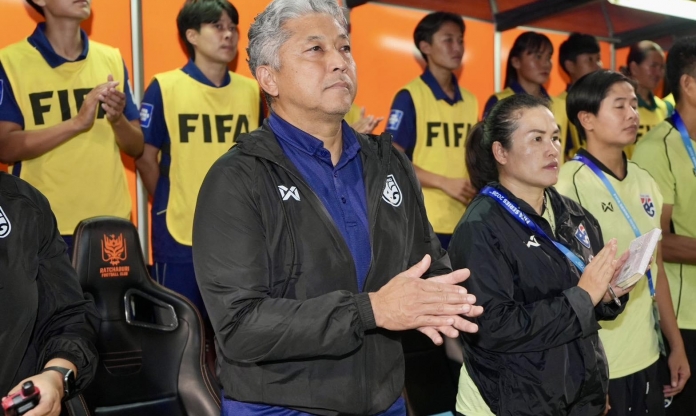 HLV Thái Lan vỡ òa cảm xúc sau chức vô địch FIFA đầu tiên trong lịch sử