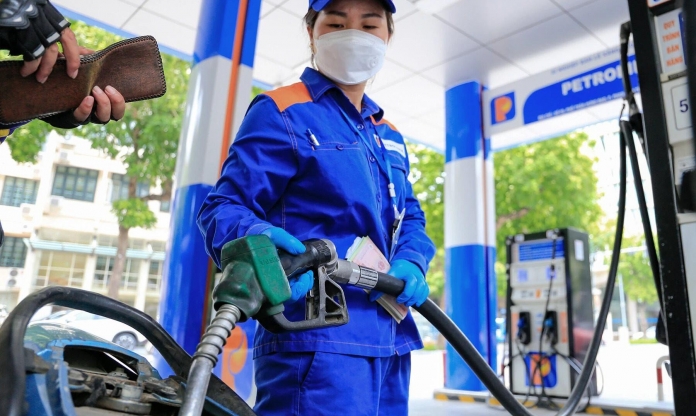 Giá xăng dầu hôm nay 18/9: Thế giới đồng loạt giảm, Việt Nam tăng!