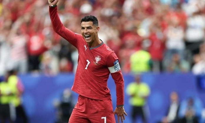 Tin nóng bóng đá chiều 24/6: Ronaldo lập kỳ tích vô tiền khoáng hậu