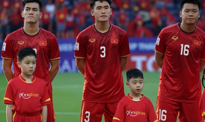 Tin nóng bóng đá chiều 26/6: Hành trình đặc biệt của trung vệ Việt Nam từng dự World Cup