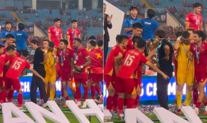 HLV Kim Sang Sik phải 'trả giá' sau màn ăn mừng chức vô địch AFF Cup 2026