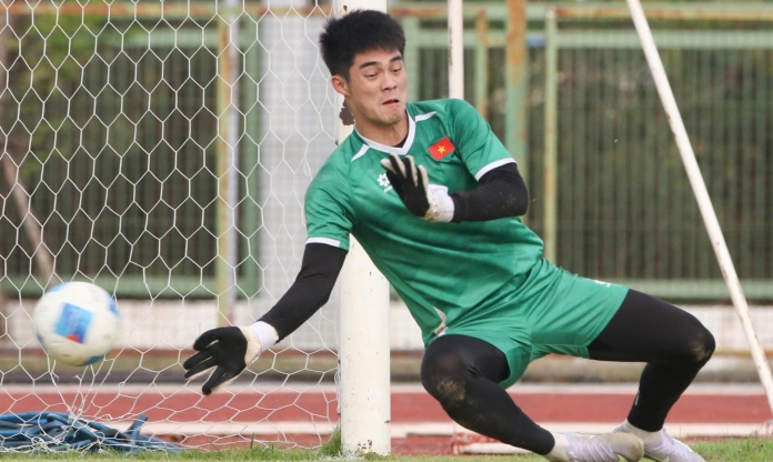 Trở lại V-League, thủ môn ĐT Việt Nam lập tức nhận 'báo động đỏ'