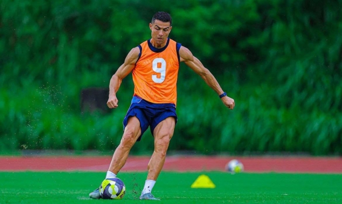 Ronaldo gây bão MXH với vóc dáng không tưởng ở tuổi 40