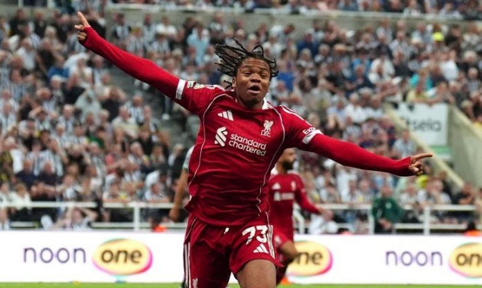 Thần đồng 'quái vật' của Liverpool nhận vinh dự lớn từ Arne Slot