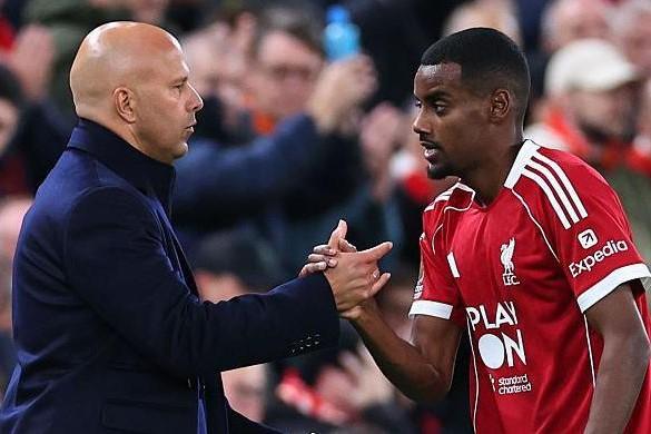 Huyền thoại MU kêu gọi Liverpool phải cho 'bom tấn' Isak dự bị