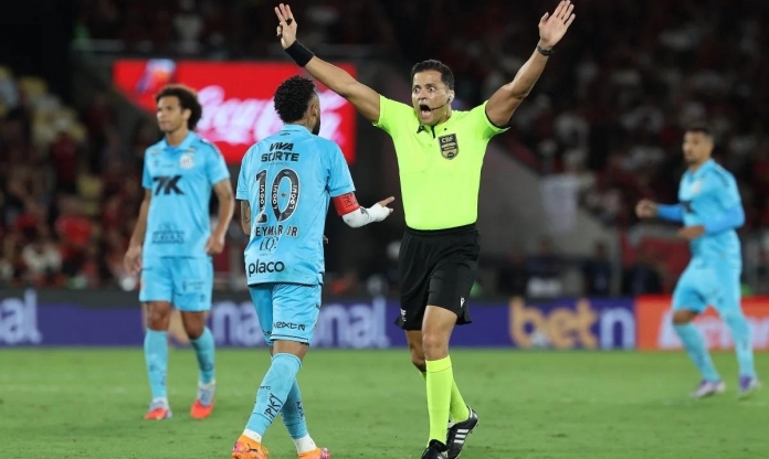 SỐC: Neymar bị trọng tài 'đe dọa' ngay trên sân