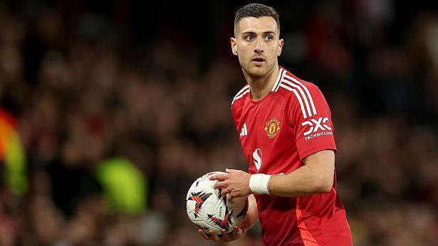 MU tính thay Dalot bằng cầu thủ ném biên hay nhất Ngoại hạng Anh