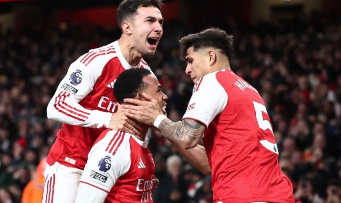 CĐV Arsenal đồng loạt phẫn nộ vì pha 'chơi xấu nội bộ'