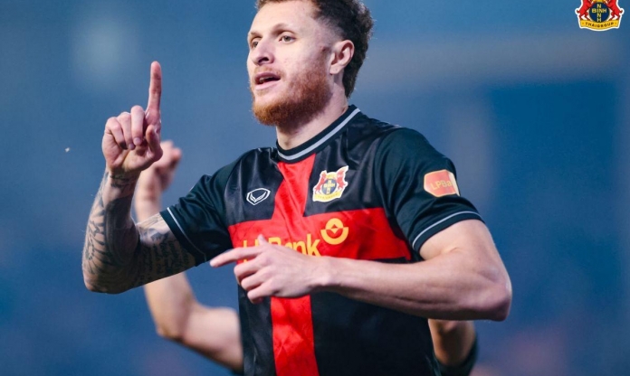 Tiền đạo Brazil lập siêu phẩm đá phạt, tiến sát quốc tịch Việt Nam