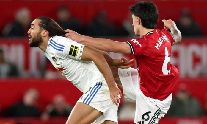 CĐV MU phát hiện chi tiết bất thường trong thẻ đỏ của Martinez