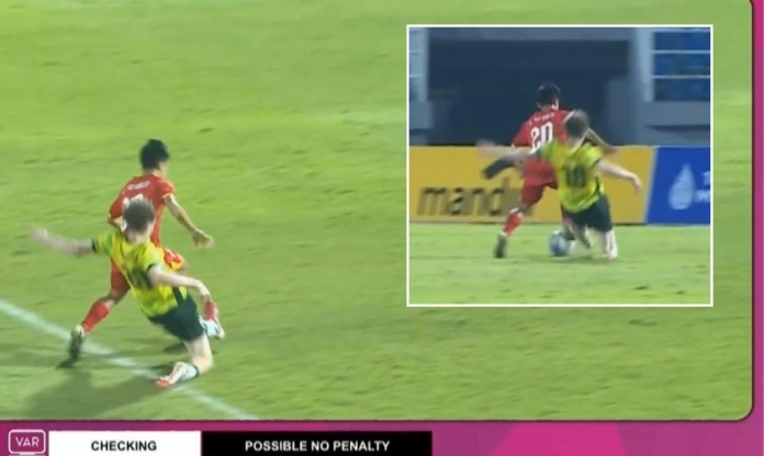 Trọng tài gây sốc khi từ chối penalty của tuyển Việt Nam trước Úc