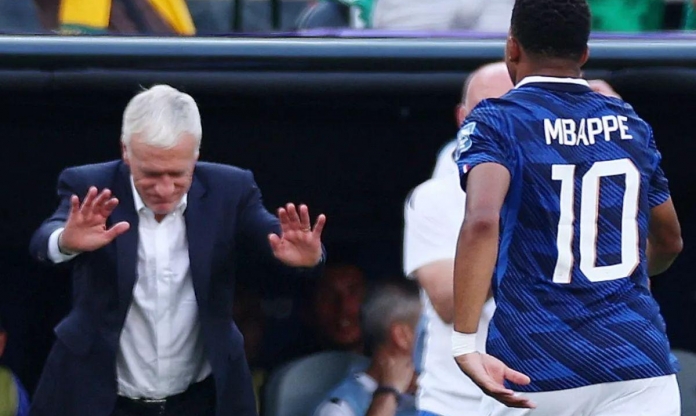 HLV Deschamps cúi đầu tri ân Mbappe rời sân