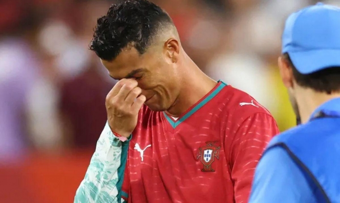 Cristiano Ronaldo bật khóc