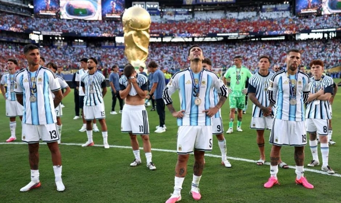 Argentina gây tranh cãi với hành động 'thiếu đẳng cấp' khi Tây Ban Nha nâng cúp