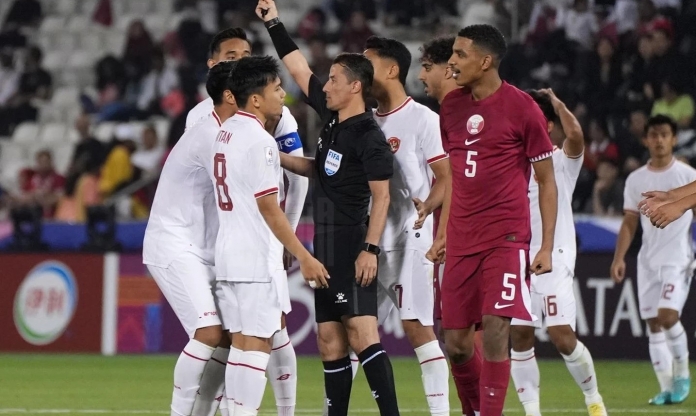 CĐV Indonesia phản ứng dữ dội sau trận thua tranh cãi