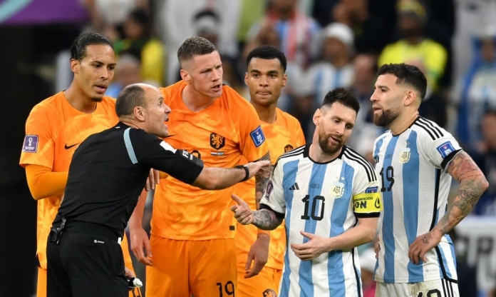 SỐC: Trọng tài trận Argentina vs Hà Lan rút 19 thẻ vàng