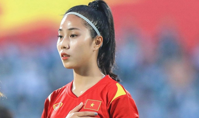 'Hot girl' U20 nữ Việt Nam nhận quà trước ngày đấu Nhật Bản