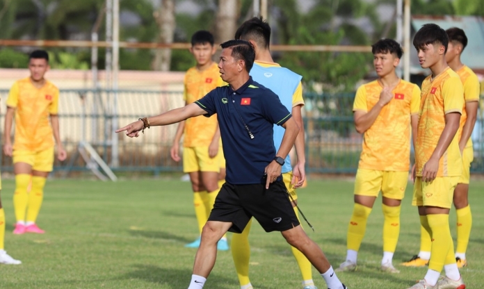 HLV Hoàng Anh Tuấn gạch tên cầu thủ trẻ mắc 'bệnh ngôi sao'