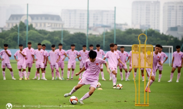VIDEO: 30 cầu thủ Việt Nam chuẩn bị sang Indonesia
