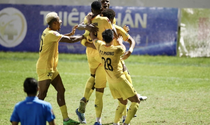 Cầu thủ nhập tịch Việt Nam lập 'poker' ở V-League