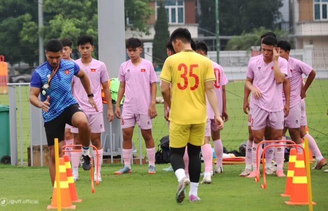 Thủ môn Việt Nam bất ngờ sang Indonesia thi đấu