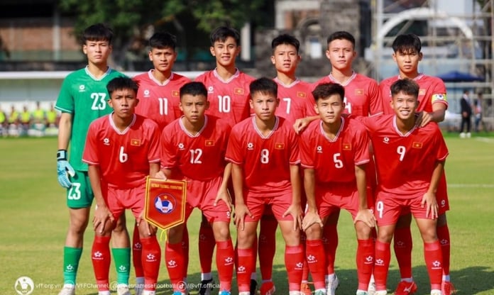 Cầu thủ Việt Nam nhận cảnh báo ở Indonesia