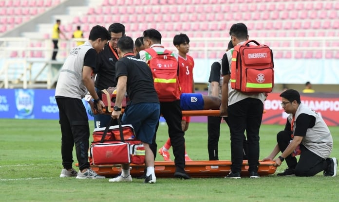 Cầu thủ Thái Lan đi cấp cứu sau khi đánh bại Việt Nam