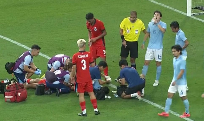 Cầu thủ nhập tịch Campuchia đi cấp cứu ngay giữa AFF Cup