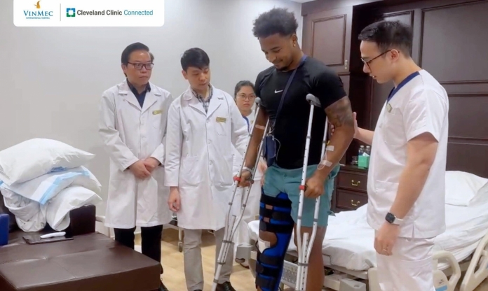 Tin vui: Xuân Son có thể bước đi bằng nạng