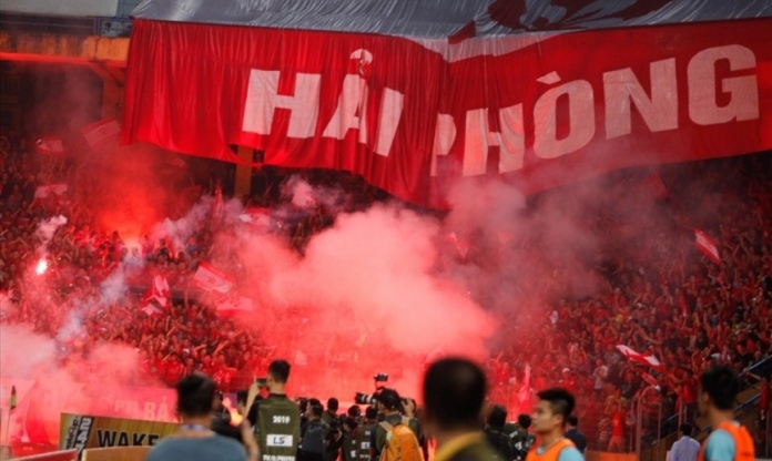 ‘Quýt làm cam chịu’: Hà Nội FC bị phạt 360 triệu vì pháo sáng trong 5 năm