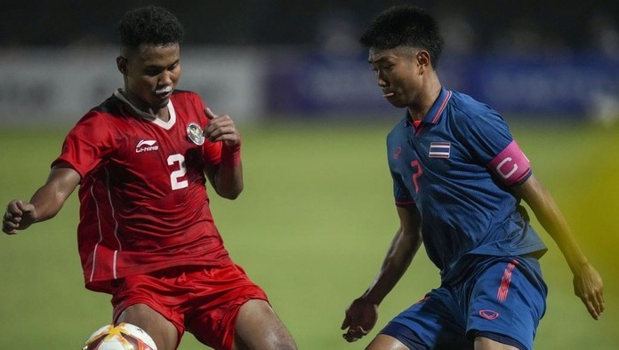 Cầu thủ Indonesia phải khâu 4 mũi sau cú cùi chỏ của chân sút Thái Lan