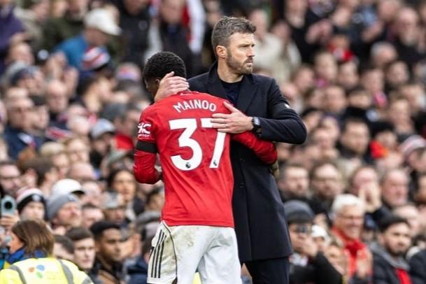 Tin chuyển nhượng MU 11/2: Chốt tương lai của Carrick, Mainoo ra đi?