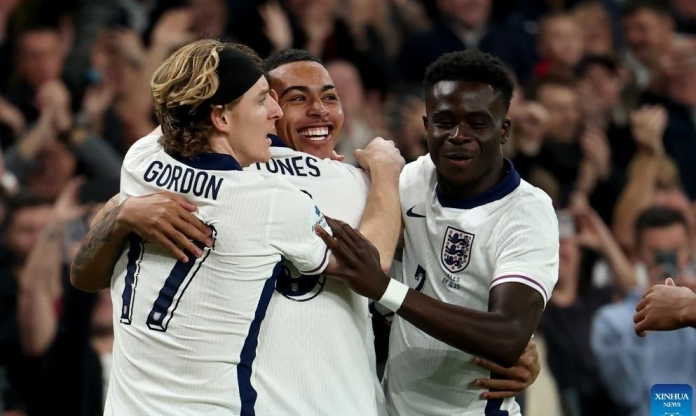 Ngôi sao ĐT Anh phản ứng khi bị Rooney chỉ trích