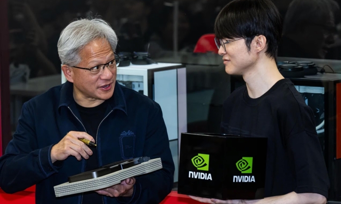 CEO Nvidia Jensen Huang gây sốt khi giao lưu cùng Faker và dàn sao T1