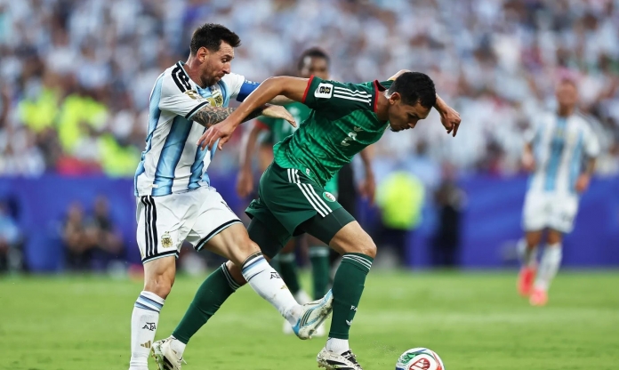 Messi ghi bàn nhưng gây tranh cãi vì pha đạp vào hậu vệ Algeria