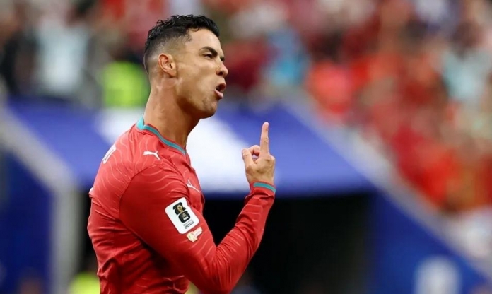 Ronaldo bỏ ngang phỏng vấn vì bị hỏi về Messi