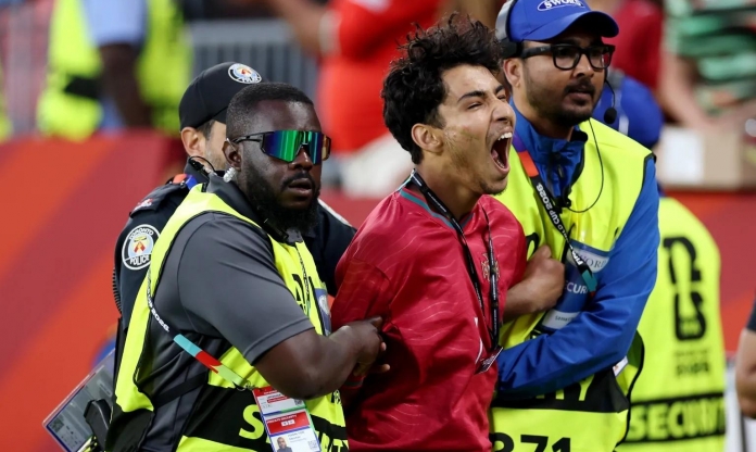 CĐV quá khích lao vào khu vực kỹ thuật để tiếp cận Ronaldo