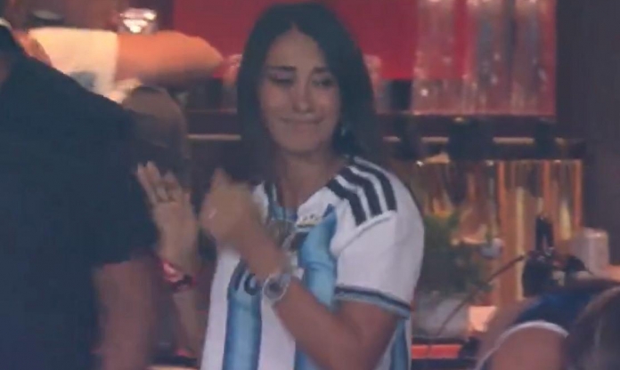 Vợ Messi khóc cạn nước mắt khi Argentina bị Anh dẫn trước