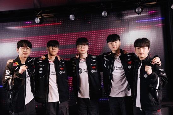 T1 nhận “mưa chỉ trích” vì màn khoe nhẫn khiến Peyz lạc lõng trên sân khấu