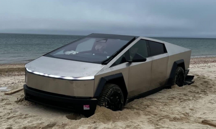 Chủ bán tải Tesla Cybertruck ‘tái mặt’ vì xe mắc kẹt trên bãi biển nhiều giờ đồng hồ