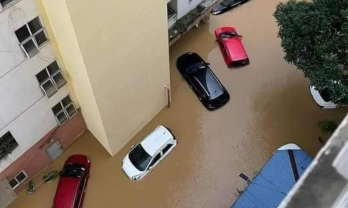 Thái Nguyên: Hàng loạt ô tô chìm trong biển nước do ảnh hưởng của bão số 3