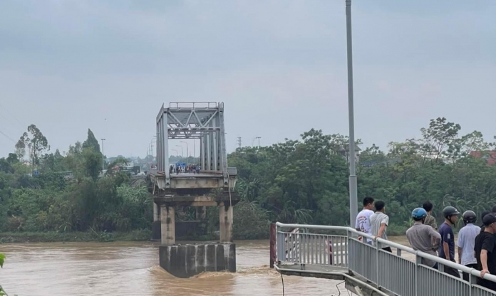 Diễn biến vụ sập cầu ở Phú Thọ: 8 phương tiện gặp nạn, 9 người bị cuốn trôi