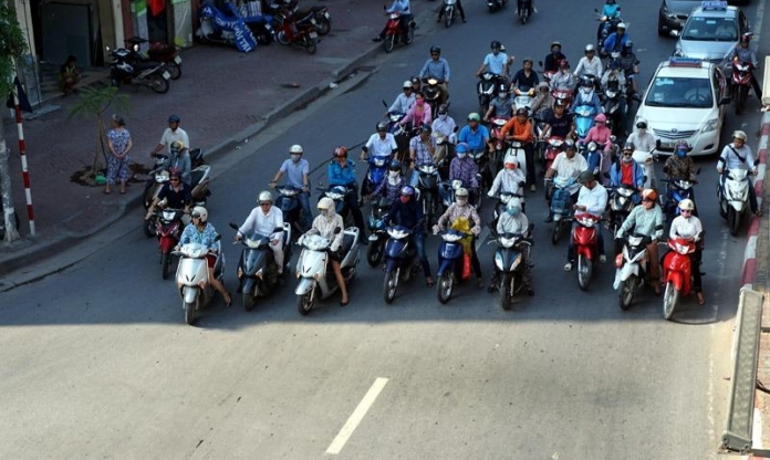 Chờ đèn đỏ dưới bóng râm tránh nắng nóng: Coi chừng bị phạt vì dừng xe sai vị trí