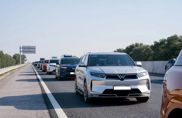 Lái ô tô điện trên cao tốc, vì sao pin tụt nhanh hơn so với chạy trong phố?