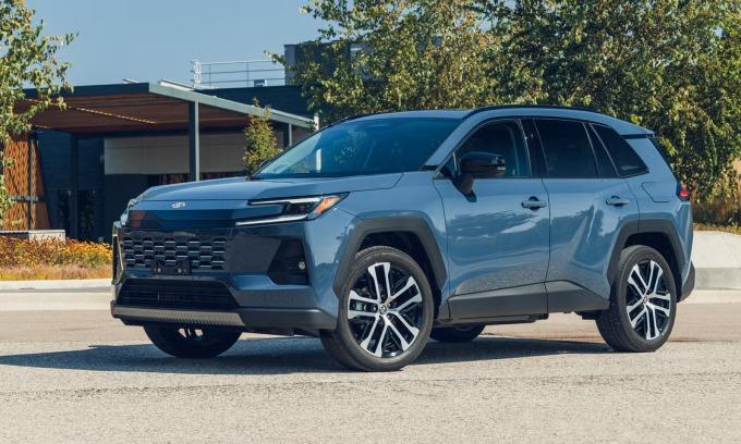 Toyota thay đổi chiến lược: Kéo dài vòng đời xe lên 9 năm, ưu tiên cập nhật phần mềm