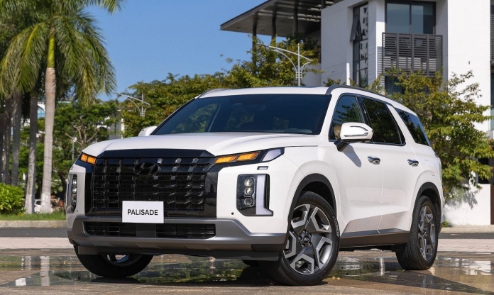 Tháng 12 sôi động: Loạt xe gầm cao tiền tỷ đồng loạt 'xả kho', mức giảm lên đến vài trăm triệu đồng